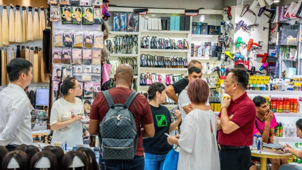 全国首票一港通方式的市场采购贸易出口化妆品在广州启航